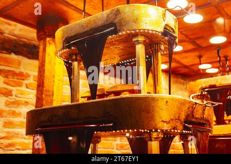 Un momento affascinante nell'arte della produzione del cioccolato . Momento nella creazione di un delizioso cioccolato Foto Stock