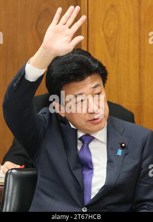 Tokyo, Giappone. 9 novembre 2023. Il ministro della difesa giapponese Minoru Kihara alza la mano per rispondere a una domanda durante la sessione del comitato di sicurezza della camera bassa alla dieta nazionale di Tokyo giovedì 9 novembre 2023. (Foto di Yoshio Tsunoda/AFLO) Foto Stock