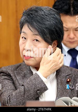 Tokyo, Giappone. 9 novembre 2023. Il ministro degli Esteri giapponese Yoko Kamikawa ascolta una domanda durante la sessione del comitato di sicurezza della camera bassa alla dieta nazionale di Tokyo giovedì 9 novembre 2023. (Foto di Yoshio Tsunoda/AFLO) Foto Stock