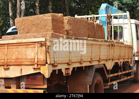 Carico di grandi blocchi da costruzione lateriti da utilizzare per progetti di riparazione e restauro presso il parco archeologico di Angkor, vicino a Siem Reap, Cambogia Foto Stock