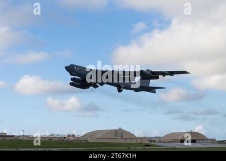 Un B-52H Stratofortress dell'aeronautica militare statunitense decolla dalla base dell'aeronautica militare di Andersen, Guam, il 2 novembre 2023. Foto di Nicole Ledbetter Foto Stock