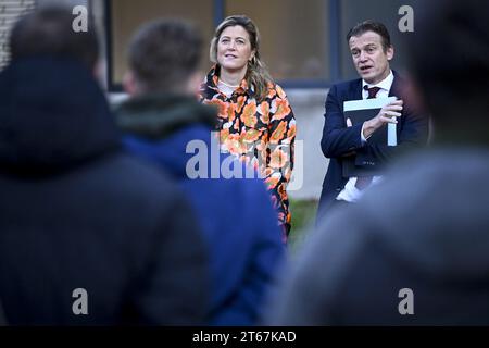 Anversa, Belgio. 9 novembre 2023. Il ministro degli interni Annelies Verlinden e il ministro della giustizia Paul Van Tigchelt illustrati durante una visita a una classe di aspiranti per il corpo di sicurezza portuale presso il centro di formazione della polizia marittima federale di Wilrijk, Anversa, giovedì 9 novembre 2023. L'istituzione del corpo fa parte del rafforzamento della polizia di Marina nella lotta contro la criminalità organizzata legata alla droga. BELGA PHOTO DIRK WAEM Credit: Belga News Agency/Alamy Live News Foto Stock