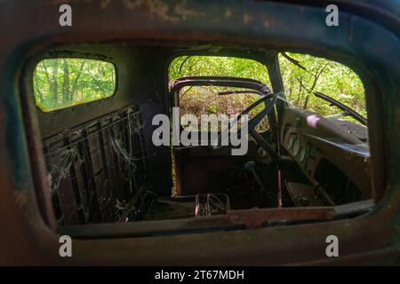 Un camion abbandonato alla Hinchcliff Family Preserve, nella parte settentrionale dello stato di New York Foto Stock