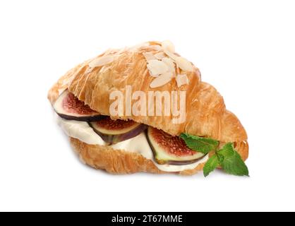 Delizioso croissant con fichi e formaggio cremoso isolato su bianco Foto Stock