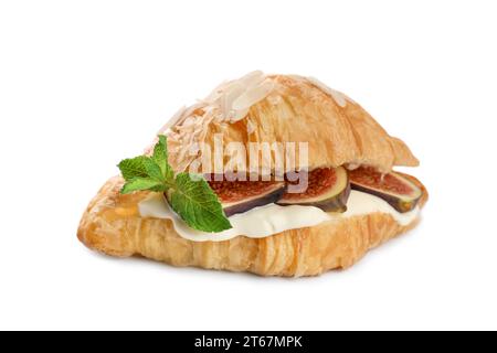 Delizioso croissant con fichi e formaggio cremoso isolato su bianco Foto Stock