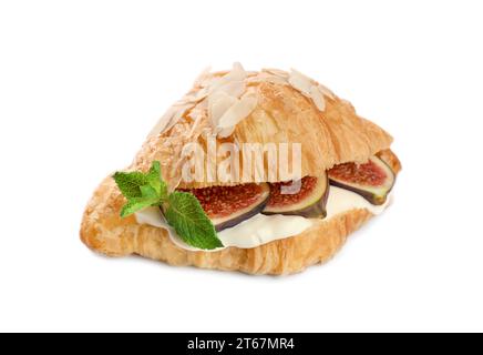 Delizioso croissant con fichi e formaggio cremoso isolato su bianco Foto Stock