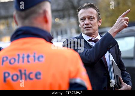 Anversa, Belgio. 9 novembre 2023. Il ministro della giustizia Paul Van Tigchelt, raffigurato durante una visita a una classe di aspiranti del corpo di sicurezza portuale presso il centro di formazione della polizia marittima federale di Wilrijk, Anversa, giovedì 9 novembre 2023. L'istituzione del corpo fa parte del rafforzamento della polizia di Marina nella lotta contro la criminalità organizzata legata alla droga. BELGA PHOTO DIRK WAEM Credit: Belga News Agency/Alamy Live News Foto Stock