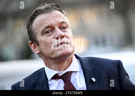 Anversa, Belgio. 9 novembre 2023. Il ministro della giustizia Paul Van Tigchelt, raffigurato durante una visita a una classe di aspiranti del corpo di sicurezza portuale presso il centro di formazione della polizia marittima federale di Wilrijk, Anversa, giovedì 9 novembre 2023. L'istituzione del corpo fa parte del rafforzamento della polizia di Marina nella lotta contro la criminalità organizzata legata alla droga. BELGA PHOTO DIRK WAEM Credit: Belga News Agency/Alamy Live News Foto Stock