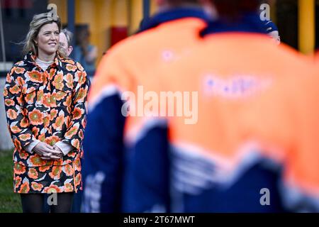 Anversa, Belgio. 9 novembre 2023. Il ministro degli interni Annelies Verlinden, raffigurato durante una visita a una classe di aspiranti del corpo di sicurezza portuale presso il centro di formazione della polizia marittima federale di Wilrijk, Anversa, giovedì 9 novembre 2023. L'istituzione del corpo fa parte del rafforzamento della polizia di Marina nella lotta contro la criminalità organizzata legata alla droga. BELGA PHOTO DIRK WAEM Credit: Belga News Agency/Alamy Live News Foto Stock