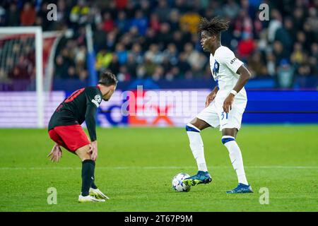 Salisburgo, Austria. 8 novembre 2023. Salisburgo, Austria, 8 novembre 2023: Yann Bisseck (31 Inter) controlla la palla durante la partita di calcio del gruppo D di UEFA Champions League tra RB Salzburg e Inter alla Red Bull Arena di Salisburgo, Austria. (Daniela Porcelli/SPP) credito: SPP Sport Press Photo. /Alamy Live News Foto Stock