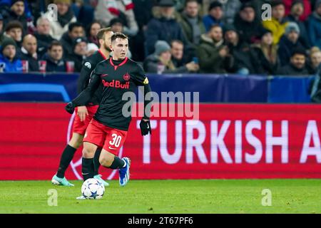 Salisburgo, Austria. 8 novembre 2023. Salisburgo, Austria, 8 novembre 2023: Oscar Gloukh (30 Salisburgo) controlla la palla durante la partita di calcio del gruppo D di UEFA Champions League tra RB Salzburg e Inter alla Red Bull Arena di Salisburgo, Austria. (Daniela Porcelli/SPP) credito: SPP Sport Press Photo. /Alamy Live News Foto Stock