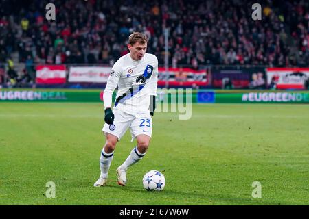 Salisburgo, Austria. 8 novembre 2023. Salisburgo, Austria, 8 novembre 2023: Nicolo Barella (23 Inter) controlla la palla durante la partita di calcio del gruppo D di UEFA Champions League tra RB Salzburg e Inter alla Red Bull Arena di Salisburgo, Austria. (Daniela Porcelli/SPP) credito: SPP Sport Press Photo. /Alamy Live News Foto Stock