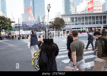 Tokyo, Giappone. 9 novembre 2023. Un turista che usa un bastone per selfie per avere una visione migliore per registrare un breve video dello Shibuya Scramble. L'overturismo è diventato una preoccupazione a Tokyo e Osaka, mentre il Giappone si rimbalza dalle chiusure del confine COVID-19. (Immagine di credito: © Taidgh Barron/ZUMA Press Wire) SOLO USO EDITORIALE! Non per USO commerciale! Foto Stock