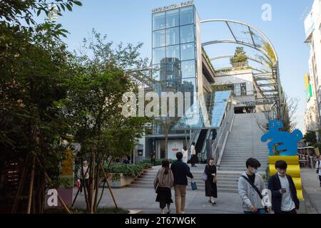 Tokyo, Giappone. 9 novembre 2023. Miyashita Park (Miyashita Koen), un parco moderno ispirato alla High Line di New York. (Immagine di credito: © Taidgh Barron/ZUMA Press Wire) SOLO USO EDITORIALE! Non per USO commerciale! Foto Stock