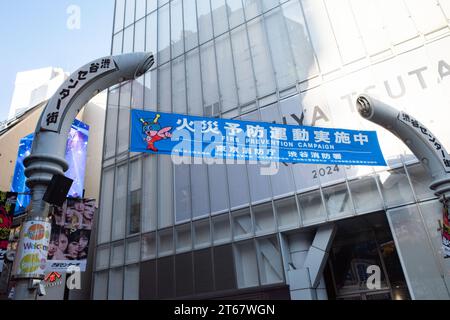 Tokyo, Giappone. 9 novembre 2023. Uno striscione sopra il Center-GAI allo Shibuya Scramble del Dipartimento dei vigili del fuoco metropolitano di Tokyo per commemorare una campagna di prevenzione degli incendi in vista dei mesi invernali. (Immagine di credito: © Taidgh Barron/ZUMA Press Wire) SOLO USO EDITORIALE! Non per USO commerciale! Foto Stock