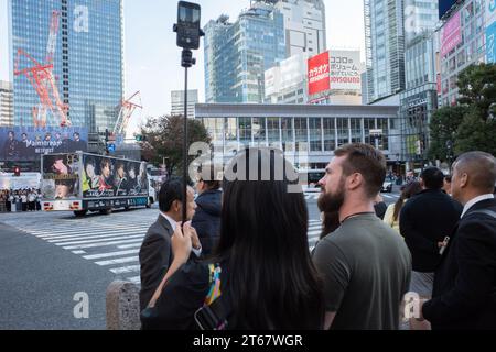 Tokyo, Giappone. 9 novembre 2023. Un turista che usa un bastone per selfie per avere una visione migliore per registrare un breve video dello Shibuya Scramble. L'overturismo è diventato una preoccupazione a Tokyo e Osaka, mentre il Giappone si rimbalza dalle chiusure del confine COVID-19. (Immagine di credito: © Taidgh Barron/ZUMA Press Wire) SOLO USO EDITORIALE! Non per USO commerciale! Foto Stock