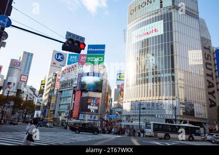 Tokyo, Giappone. 9 novembre 2023. L'incrocio pedonale di Shibuya Scramble dopo uno schizzo di John Oliver che menziona la corsa. L'overturismo è diventato una preoccupazione a Tokyo e Osaka, mentre il Giappone si riprende dalle chiusure dei confini della COVID-19. (Immagine di credito: © Taidgh Barron/ZUMA Press Wire) SOLO USO EDITORIALE! Non per USO commerciale! Foto Stock