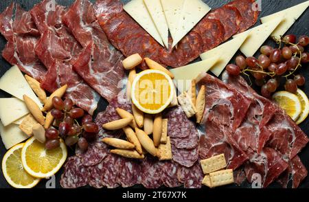 prosciutto iberico, salsicce e vassoio di formaggi Foto Stock