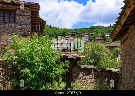 Villaggio di Kovachevitsa con autentici del XIX secolo e ospita, Blagoevgrad Regione, Bulgaria Foto Stock