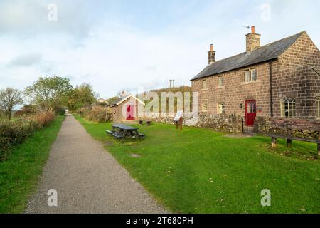 Railway Cottage sulla ex Cromford and High Peak Railway Line presso Hopton Incline, Derbyshire, Inghilterra Foto Stock