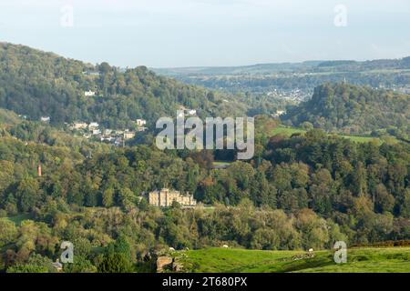 Matlock Bath vista dall'High Peak Trail con il castello di Willersley in primo piano, Derbyshire Dales, Peak District, Inghilterra Foto Stock