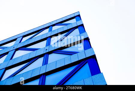 Stoccolma, Svezia - 23 maggio 2023: Moderno edificio blu con forme geometriche e finestre Foto Stock