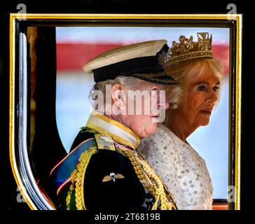 Re Carlo III e la regina Camilla arrivano al Parlamento nel Diamond Jubilee State Coach per il suo primo discorso del re alla sua prima apertura di Stato Foto Stock