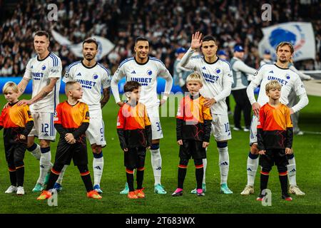 Copenhagen, Danimarca. 8 novembre 2023. I giocatori del FC Copenhagen si schierano per la partita di UEFA Champions League tra il FC Copenhagen e il Manchester United a Parken a Copenaghen. (Foto: Gonzales Photo/Alamy Live News Foto Stock