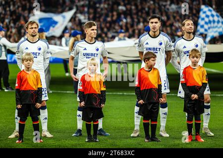 Copenhagen, Danimarca. 8 novembre 2023. I giocatori del FC Copenhagen si schierano per la partita di UEFA Champions League tra il FC Copenhagen e il Manchester United a Parken a Copenaghen. (Foto: Gonzales Photo/Alamy Live News Foto Stock