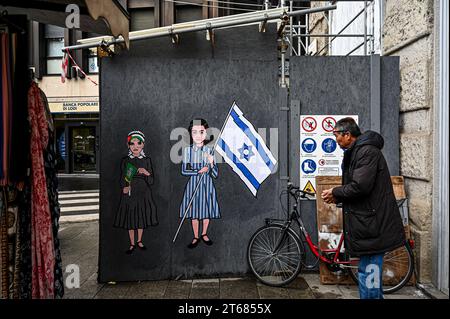 Milano, Italia. 9 novembre 2023. Un murales di strada intitolato "Innocence, Hate and Hope" dell'artista aleXsandro Palombo raffigurante una ragazza palestinese che brucia la bandiera di Hamas e Anna Frank che sventola una bandiera nazionale israeliana è stato visto nel centro di Milano, Italia il 9 novembre 2023 Credit: Piero Cruciatti/Alamy Live News Foto Stock