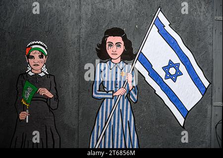 Milano, Italia. 9 novembre 2023. Un murales di strada intitolato "Innocence, Hate and Hope" dell'artista aleXsandro Palombo raffigurante una ragazza palestinese che brucia la bandiera di Hamas e Anna Frank che sventola una bandiera nazionale israeliana è stato visto nel centro di Milano, Italia il 9 novembre 2023 Credit: Piero Cruciatti/Alamy Live News Foto Stock