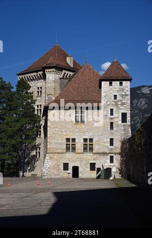 Cortile interno, Logis Perrière e Torre Perrière, del castello medievale di Annecy ou Château d'Annecy (c12th-c16th) Annecy alta Savoia Francia Foto Stock