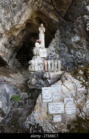 Grotta sacra, Grotta o Grotte de Notre-Dame du Lac con statua della Vergine Maria Ex voto e targhe commemorative, Taillefer, Duingt alta Savoia Francia Foto Stock