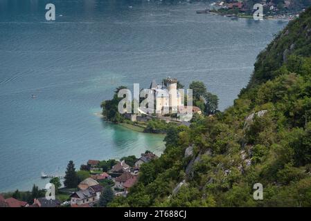 Vista aerea o ad angolo elevato sul villaggio sul lago di Duingt e sul lago di Annecy o sul lago Lac d'Annecy alta Savoia Francia Foto Stock