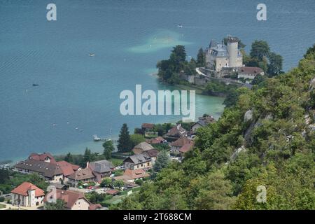 Vista aerea o ad angolo elevato sul villaggio sul lago di Duingt e sul lago di Annecy o sul lago Lac d'Annecy alta Savoia Francia Foto Stock