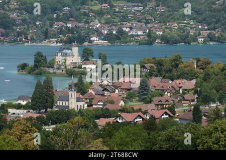 Vista aerea o ad angolo elevato sul villaggio sul lago di Duingt e sul lago di Annecy o sul lago Lac d'Annecy alta Savoia Francia Foto Stock