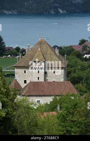 Château d'Héré o Héré Chateau, una casa fortificata del 15th, con il lago di Annecy sullo sfondo Duingt Haute Savoie France Foto Stock
