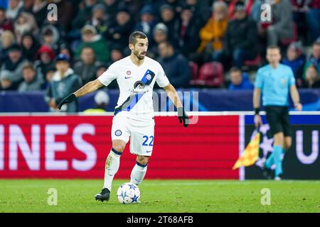 Salisburgo, Austria. 8 novembre 2023. Salisburgo, Austria, 8 novembre 2023: Henrikh Mkhitaryan (22 Inter) controlla la palla durante la partita di calcio del gruppo D di UEFA Champions League tra RB Salzburg e Inter alla Red Bull Arena di Salisburgo, Austria. (Daniela Porcelli/SPP) credito: SPP Sport Press Photo. /Alamy Live News Foto Stock