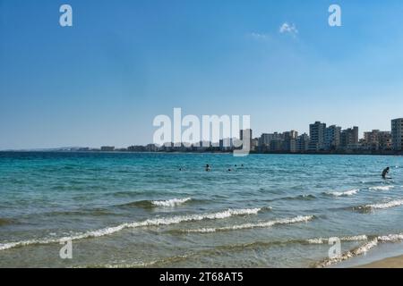 Vista della spiaggia di Mıddenno, Varosha, dalla spiaggia di Palm a Famagosta occupata dai turchi, Cipro Foto Stock