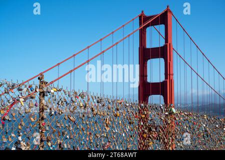 Battery Spencer, San Francisco, California, USA - 24 aprile 2023: Lucchetti Love su recinzione metallica e vista sul Golden Gate Bridge sospeso alla luce del giorno Foto Stock