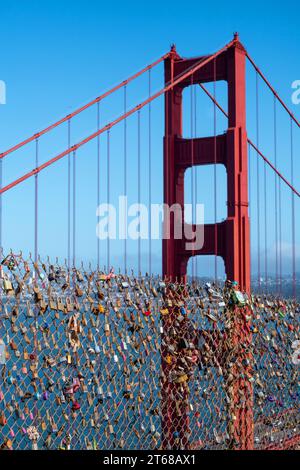 Battery Spencer, San Francisco, California, USA - 24 aprile 2023: Lucchetti Love su recinzione metallica e vista sul Golden Gate Bridge sospeso alla luce del giorno Foto Stock