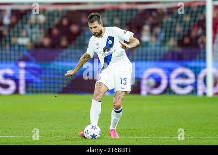 Salisburgo, Austria. 8 novembre 2023. Salisburgo, Austria, 8 novembre 2023: Francesco Acerbi (15 Inter) passa il pallone durante la partita di calcio del gruppo D di UEFA Champions League tra RB Salzburg e Inter alla Red Bull Arena di Salisburgo, Austria. (Daniela Porcelli/SPP) credito: SPP Sport Press Photo. /Alamy Live News Foto Stock