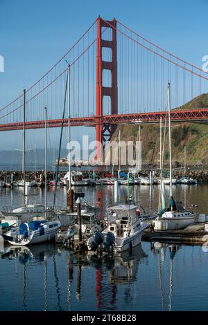 San Francisco, California - 25 aprile 2023: Barche a vela ormeggiate al porto con il Golden Gate Bridge sullo sfondo, con cielo blu cristallino Foto Stock