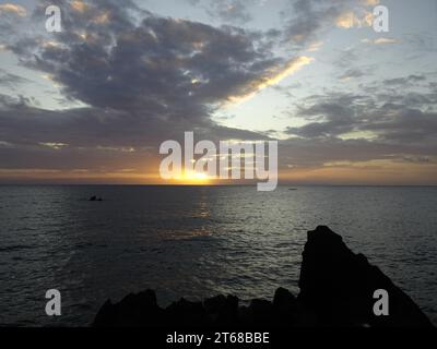 Tramonto sulla baia di Antongil dalla spiaggia di Masoala, nel nord-est del Madagascar Madagascar - settembre 2023 Foto Stock