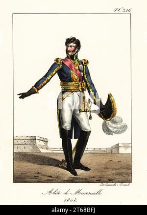 Costume cerimoniale di un Maresciallo dell'Impero, epoca napoleonica, 1808. Bicorne con pennacchi, cappotto blu con spalline dorate e ricami, fascia rossa, cintura oro, pantaloni e stivali, spada da campo. Costume de Marechal d'Empire, 1808, progettato dall'artista Jean-Baptiste Isabey e dal designer Charles Percier. Litografia colorata a mano di Lorenzo Bianchi e Domenico Cuciniello dopo Hippolyte Lecomte da Costumi civili e militari della monarchia francese dal 1200 al 1820, Napoli, 1825. Edizione italiana dei Lecomti costumi civili e militari della monarchia francese dal 1200 al 1820. Foto Stock