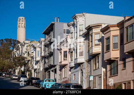 San Francisco, California - 27 aprile 2023: Ammira la Coit Tower e il paesaggio urbano contro il cielo blu durante il giorno di sole Foto Stock