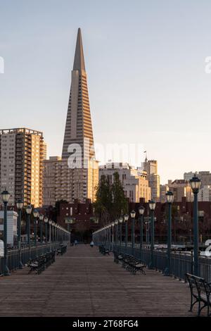 San Francisco, California - 27 aprile 2023: Passerella che conduce verso l'edificio della Transamerica Pyramid contro il cielo limpido durante il tramonto Foto Stock
