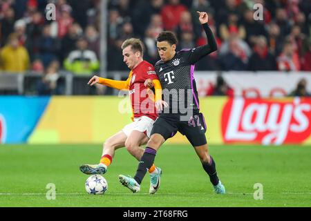 Monaco, Germania. 8 novembre 2023. Bayern Monaco centrocampista Jamal Musiala (42) Galatasaray attaccante Muhammed Kerem Akturkoglu (7) durante la partita Bayern Monaco FC contro Galatasaray A.S. FC UEFA Champions League gruppo A all'Allianz Arena di Monaco, Germania l'8 novembre 2023 Credit: Every Second Media/Alamy Live News Foto Stock