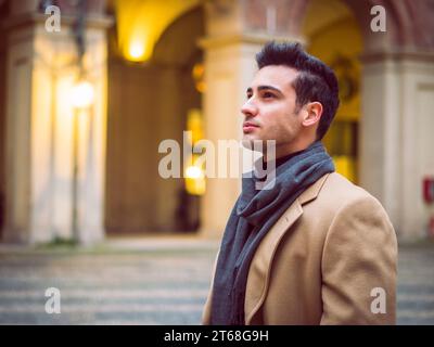 Un bel giovane uomo in impostazione della città Foto Stock