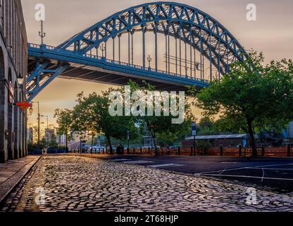 Foto dall'angolo basso del Tyne Bridge con la strada acciottolata di Newcastle Quayside. Preso all'alba in autunno Foto Stock